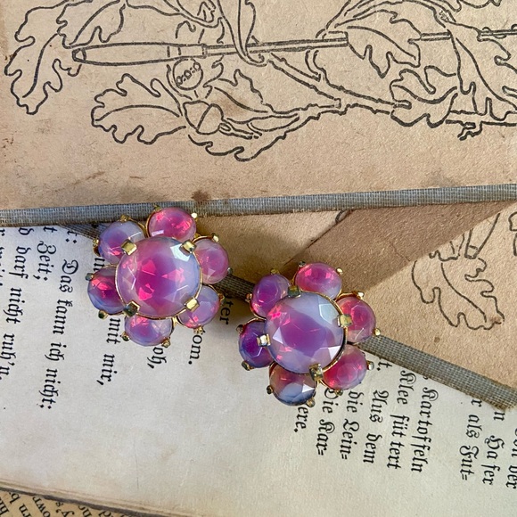 SOLD-Vintage Hattie Carnegie two tone pink Givré glass clip on earrings - Picture 4 of 14
